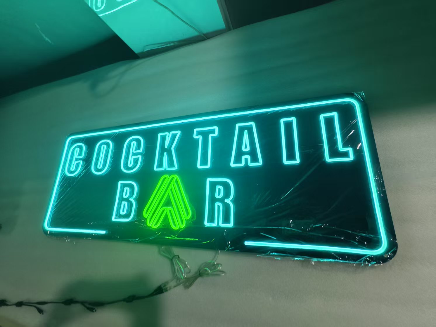 Cocktail Bar Neon Sign – Vibrant LED Wall Light for Bars, Lounges, Home Bars & Parties | Custom Neon Decor to Light Up Your Nightlife Vibe