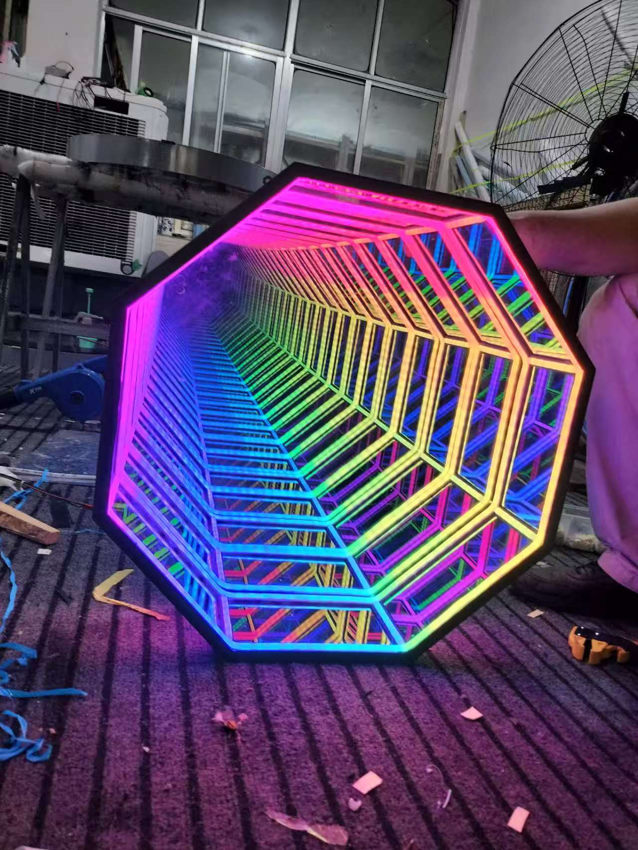Hexagon Infinity Mirror Wall Art – 3D Rainbow LED Illusion Light, Colorful Geometric Ambient Decor for Home & Store Display