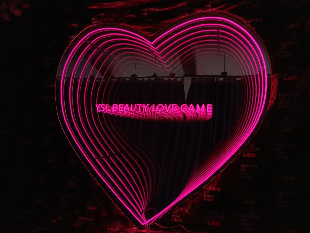 Shopify Infinity Mirror Wall Art – Heart Shaped 3D Optical Illusion LED Light with Pink Glow, Romantic Neon Home Decor